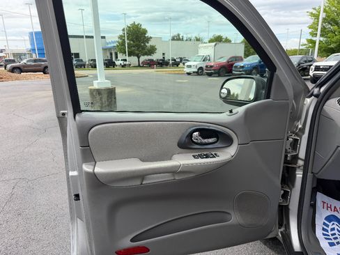 Used 2005 Chevrolet TrailBlazer LS w/ LS Preferred Equipment Group RWD image 24
