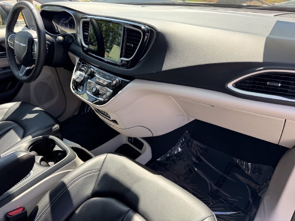 Used 2023 Chrysler Pacifica Touring-L FWD image 9