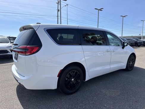 Used 2024 Chrysler Pacifica Touring-L FWD image 5