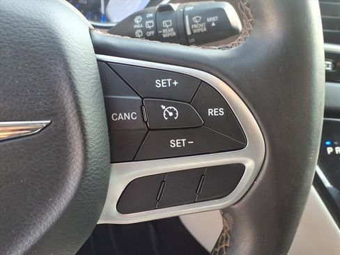 Used 2017 Chrysler Pacifica Touring-L w/ Tire & Wheel Group image 28