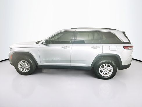 Used 2023 Jeep Grand Cherokee Laredo w/ Luxury Tech Group I AWD/4WD image 4