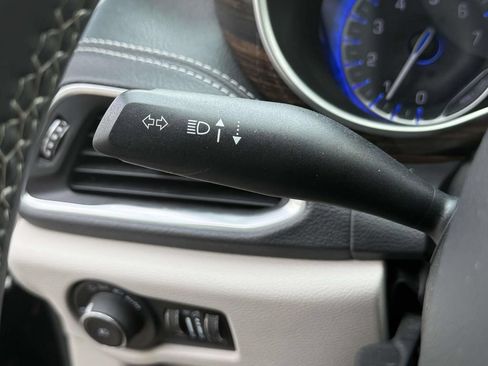 Used 2023 Chrysler Pacifica Limited FWD image 26