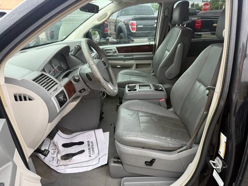 Used 2010 Chrysler Town & Country Touring FWD image 14