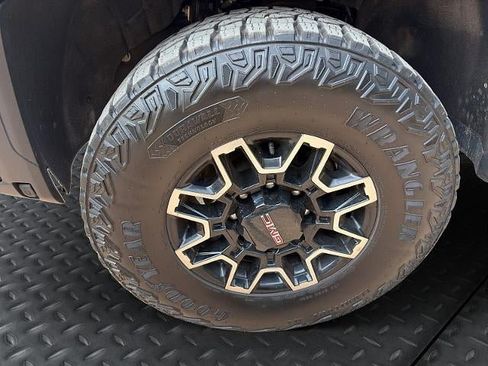 Used 2025 GMC Sierra 2500 AT4X AWD/4WD image 10