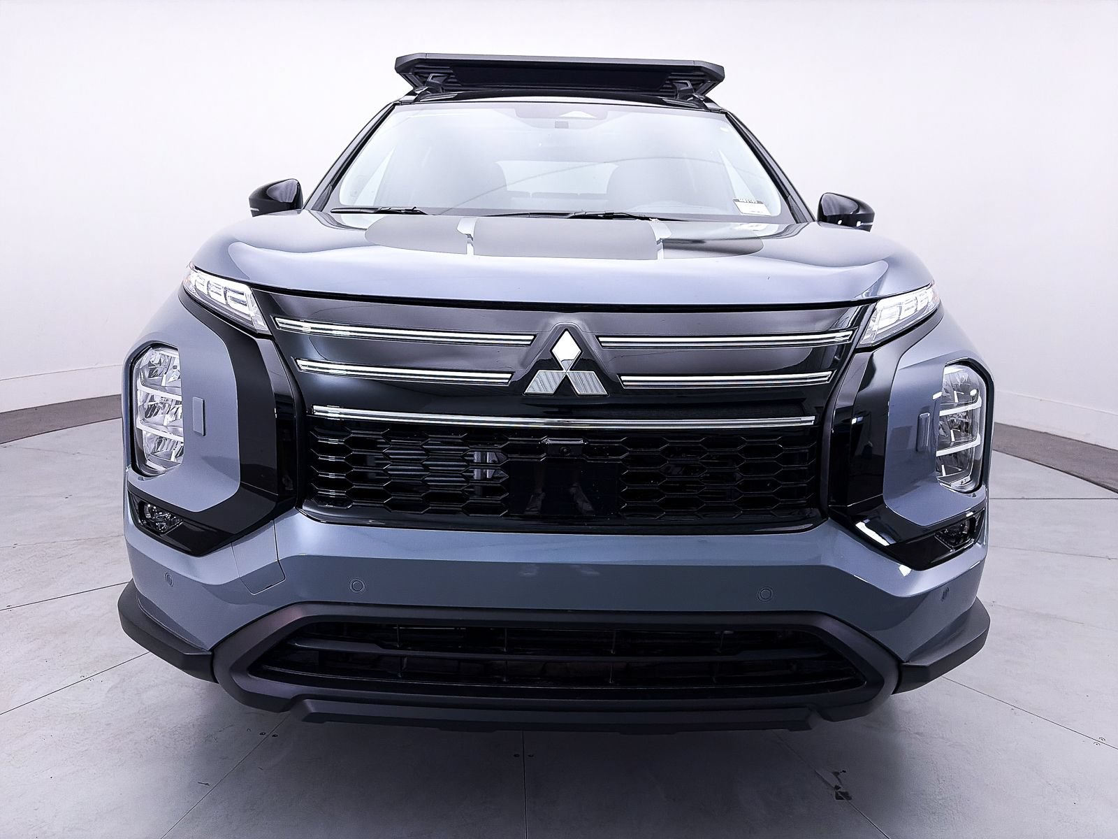 Used 2026 Mitsubishi Outlander AWD image 2