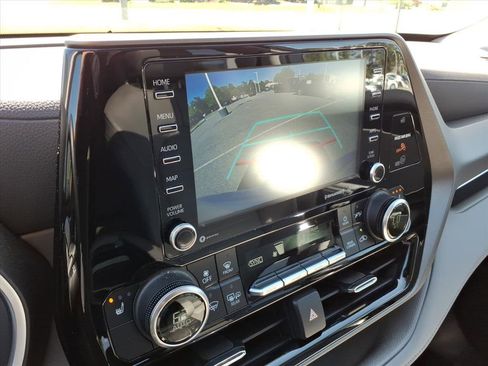 Used 2022 Toyota Highlander XLE AWD/4WD image 28