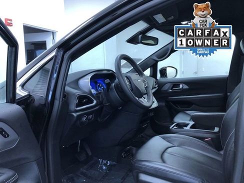 Used 2025 Chrysler Pacifica Select FWD image 2