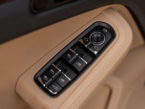 Certified 2024 Porsche Macan AWD/4WD image 21
