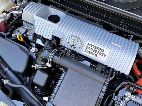 Used 2017 Toyota Prius V Four FWD image 32