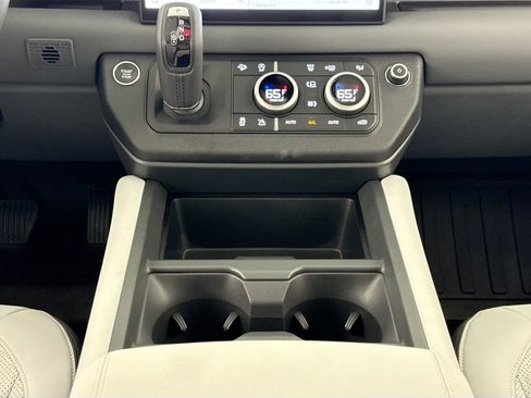 Used 2025 Land Rover Defender 110 X-Dynamic SE image 12