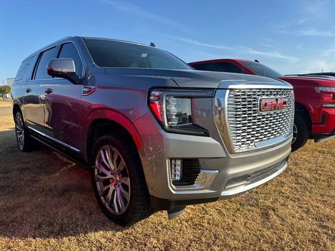 Used 2023 GMC Yukon XL Denali w/ Denali Reserve Package AWD/4WD image 3