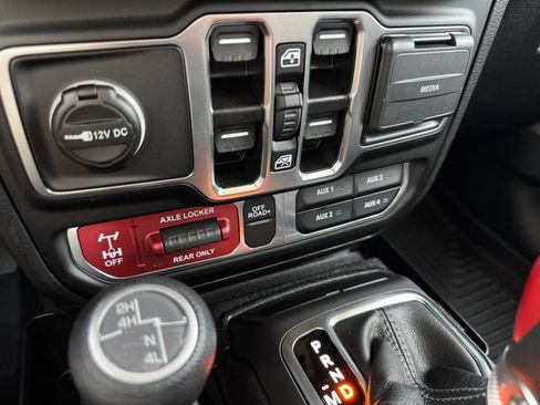 Used 2025 Jeep Gladiator Mojave w/ Steel Bumper Group AWD/4WD image 27