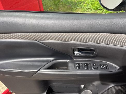 Used 2020 Mitsubishi Outlander ES image 10