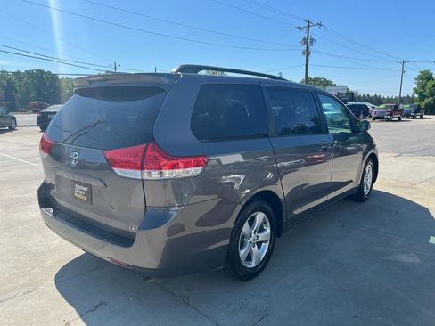 Used 2011 Toyota Sienna LE image 5