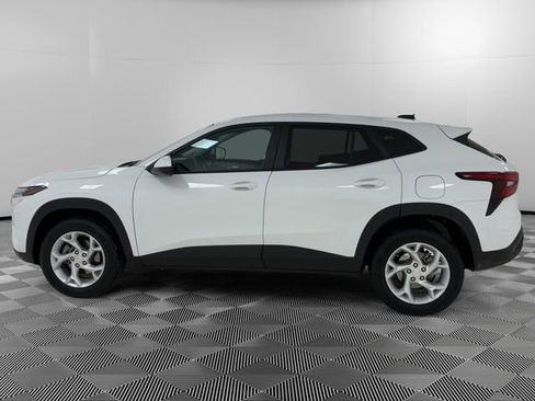 Used 2025 Chevrolet Trax LS w/ LS Convenience Package image 6