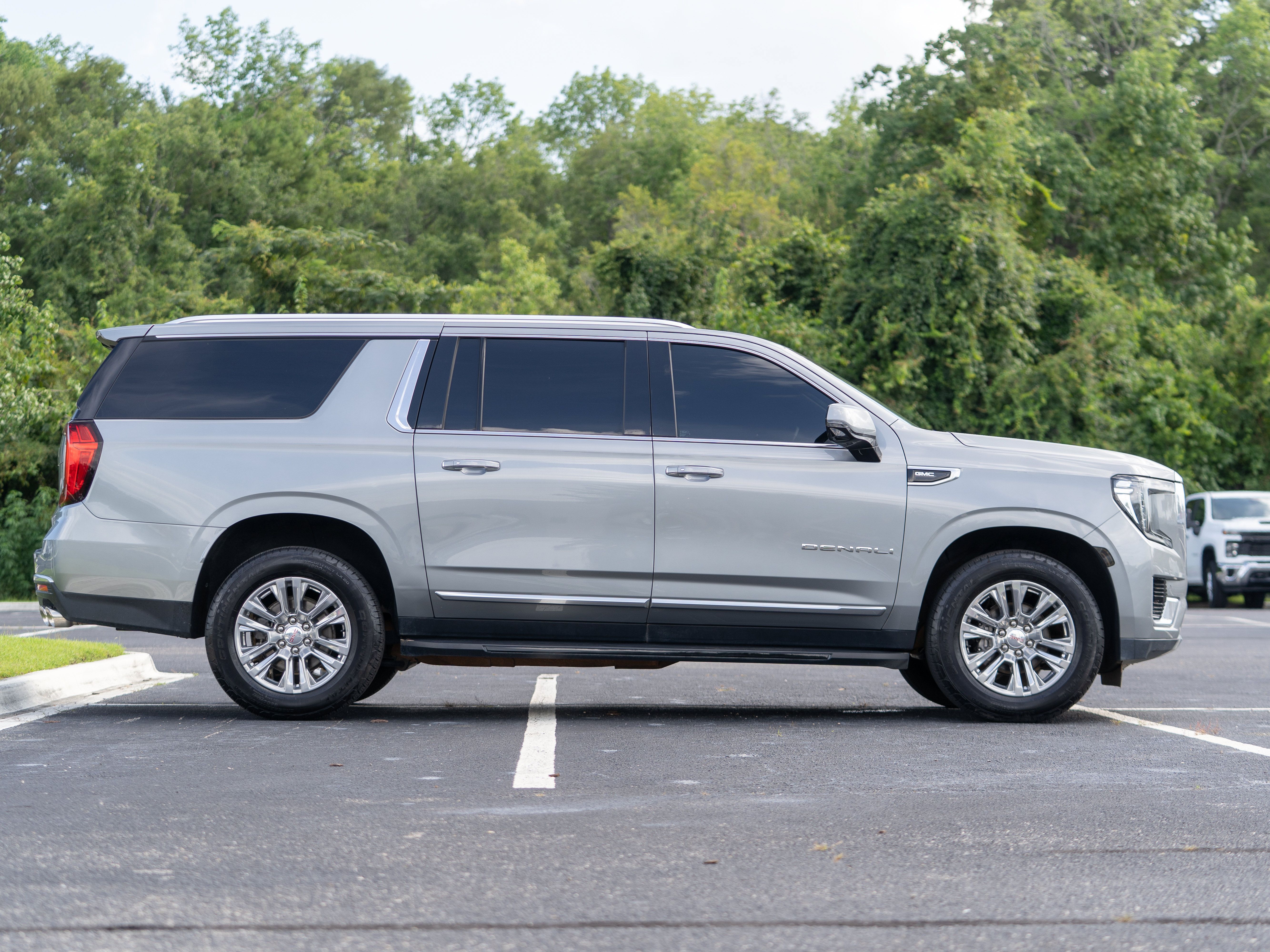 Used 2023 GMC Yukon XL Denali RWD image 5