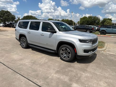 Used 2024 Jeep Wagoneer L Series II RWD image 6