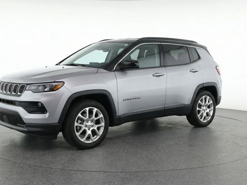 Used 2025 Jeep Compass Limited AWD/4WD image 3
