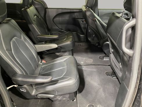 Used 2019 Chrysler Pacifica Touring-L w/ Advanced Safetytec Group FWD image 26