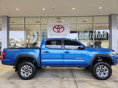 Used 2018 Toyota Tacoma TRD Off-Road w/ Technology Package AWD/4WD image 3