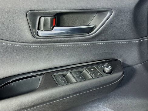 Used 2023 Toyota Venza LE image 19