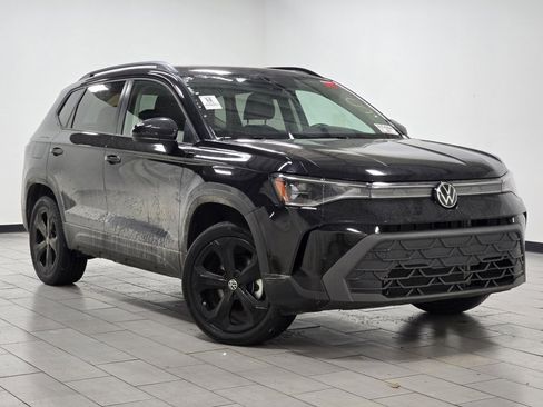 Used 2025 Volkswagen Taos SE image 2