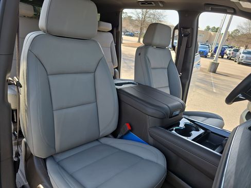 Used 2025 Chevrolet Suburban Z71 w/ Comfort Package image 10