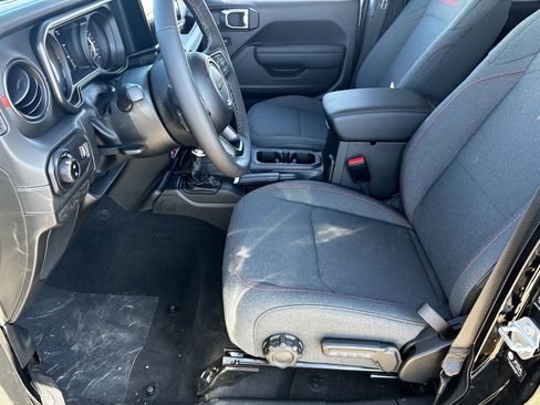 New 2025 Jeep Gladiator Rubicon w/ Convenience Group image 16