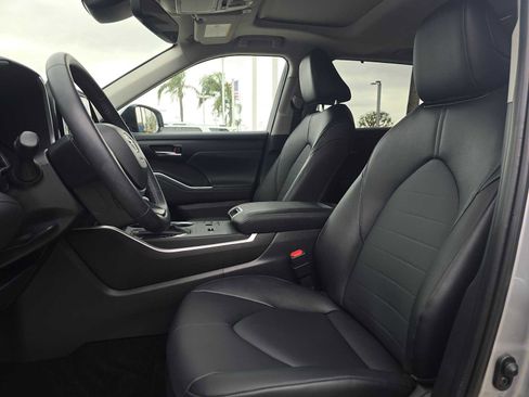 Certified 2025 Toyota Highlander XLE FWD image 22