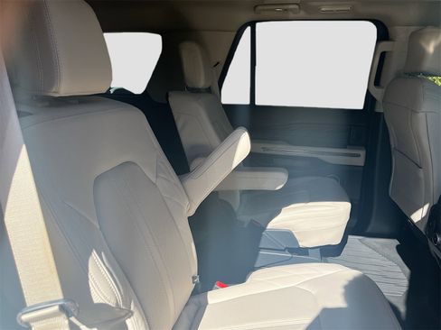 Used 2023 Ford Expedition Platinum image 30
