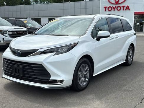 Certified 2024 Toyota Sienna XLE w/ XLE Plus Package AWD/4WD image 3