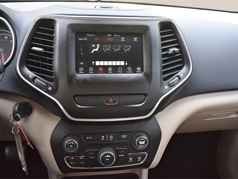 Used 2019 Jeep Cherokee Latitude w/ Popular Appearance Group image 21