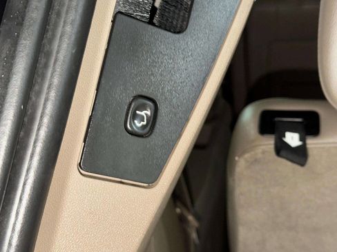 Used 2011 Chrysler Town & Country Touring-L image 7