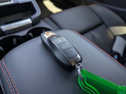 Used 2024 Porsche Macan image 30