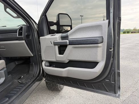 Used 2017 Ford F250 XLT w/ XLT Premium Package AWD/4WD image 21