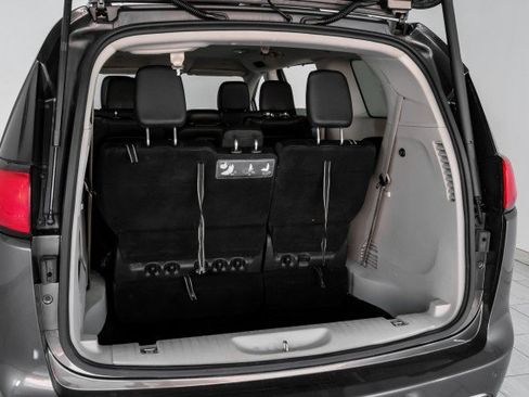 Used 2019 Chrysler Pacifica Touring-L FWD image 50