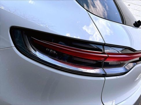 Used 2025 Porsche Macan image 31