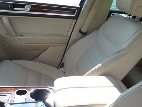 Used 2013 Volkswagen Touareg VR6 image 20