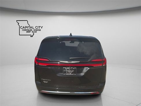New 2026 Chrysler Pacifica Select image 8