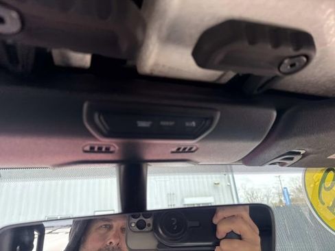 Used 2019 Jeep Wrangler Unlimited Sahara image 25