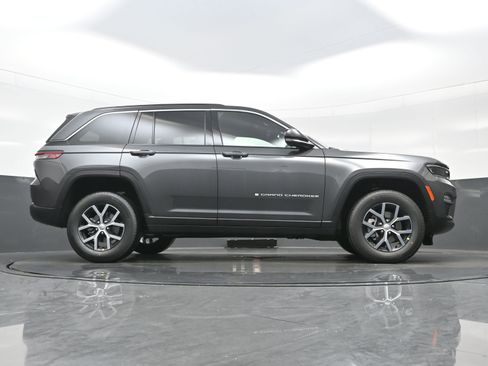 New 2025 Jeep Grand Cherokee Limited image 16