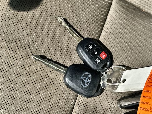 Used 2018 Toyota Corolla LE image 26