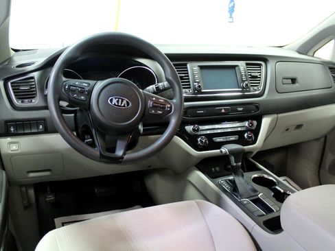 Used 2019 Kia Sedona LX image 7