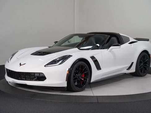 Used 2017 Chevrolet Corvette Z06 w/ Chrome Badge Package RWD image 5