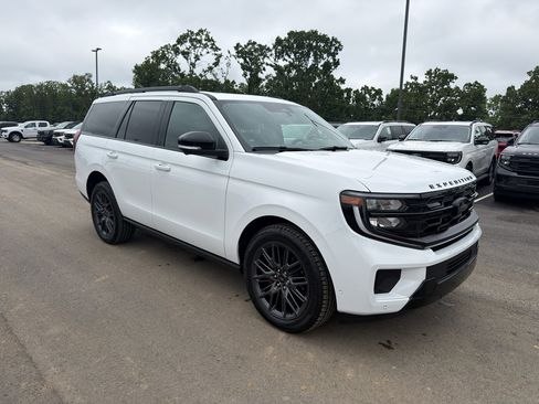 Used 2025 Ford Expedition Platinum w/ Stealth Performance Package AWD/4WD image 4