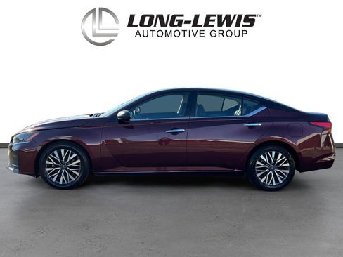 Used 2024 Nissan Altima 2.5 SV image 2