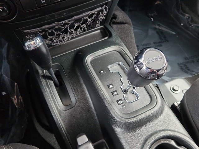 Used 2018 Jeep Wrangler Unlimited Sahara AWD/4WD image 32