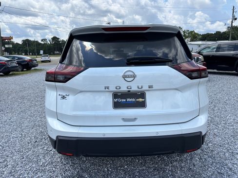 Used 2025 Nissan Rogue SV FWD image 3