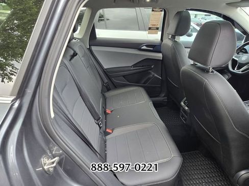 Used 2024 Volkswagen Taos SE w/ Panoramic Sunroof Package FWD image 8