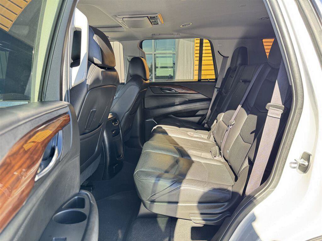 Used 2016 Cadillac Escalade Luxury AWD/4WD image 22
